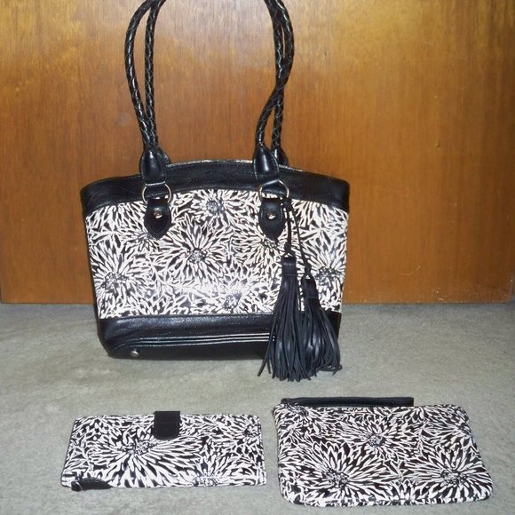 Patricia Nash Handbags - Patricia Nash Black & White Sunflower Handbag w/ Matching Wallet & Wristlet-EUC!